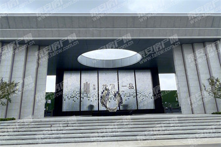 王府家园一楼150平三室精装带车库85万